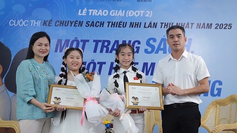 Gieo hat mam yeu thuong qua tung trang sach hinh anh