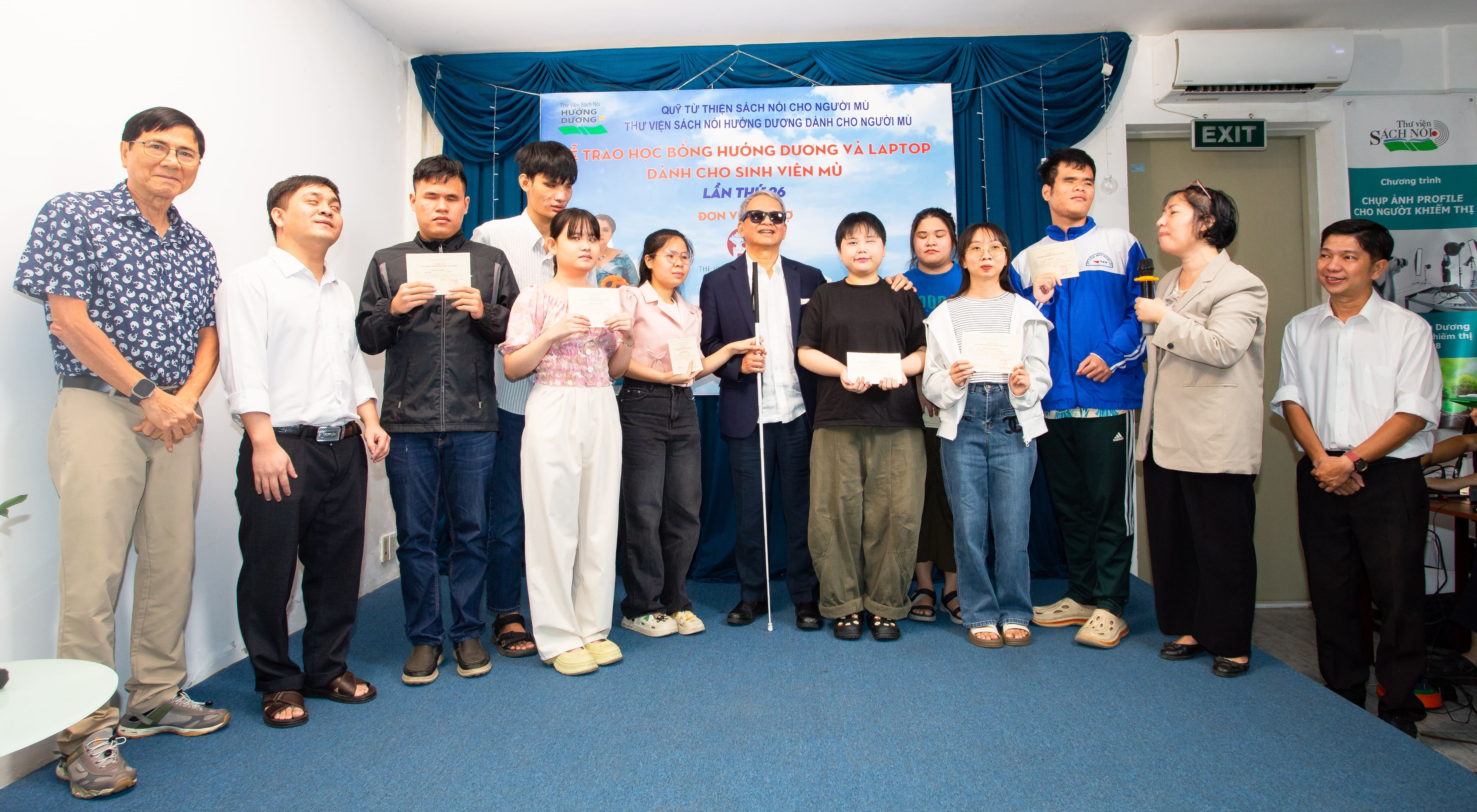Thu vien Huong Duong trao hoc bong va laptop cho sinh vien khiem thi hinh anh
