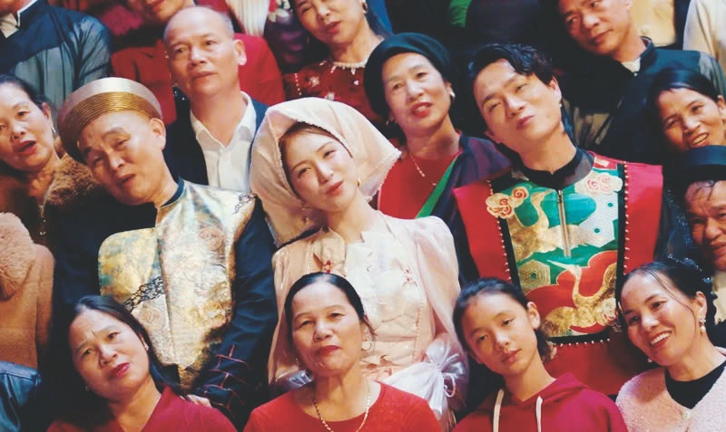 Tuc le nam nu hat trao tinh ngay Tet hinh anh