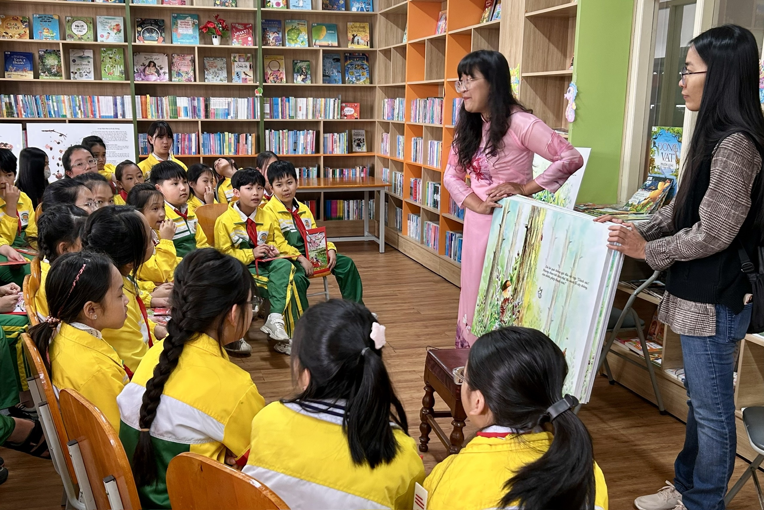 Hoat dong doc sach tuong tac va giao luu voi tac gia o Thu vien tinh Lam Dong hinh anh