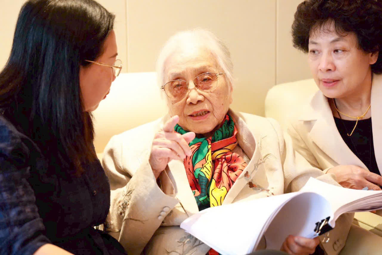 Ba Nguyen Thi Binh ra mat sach ve Hiep dinh Paris hinh anh