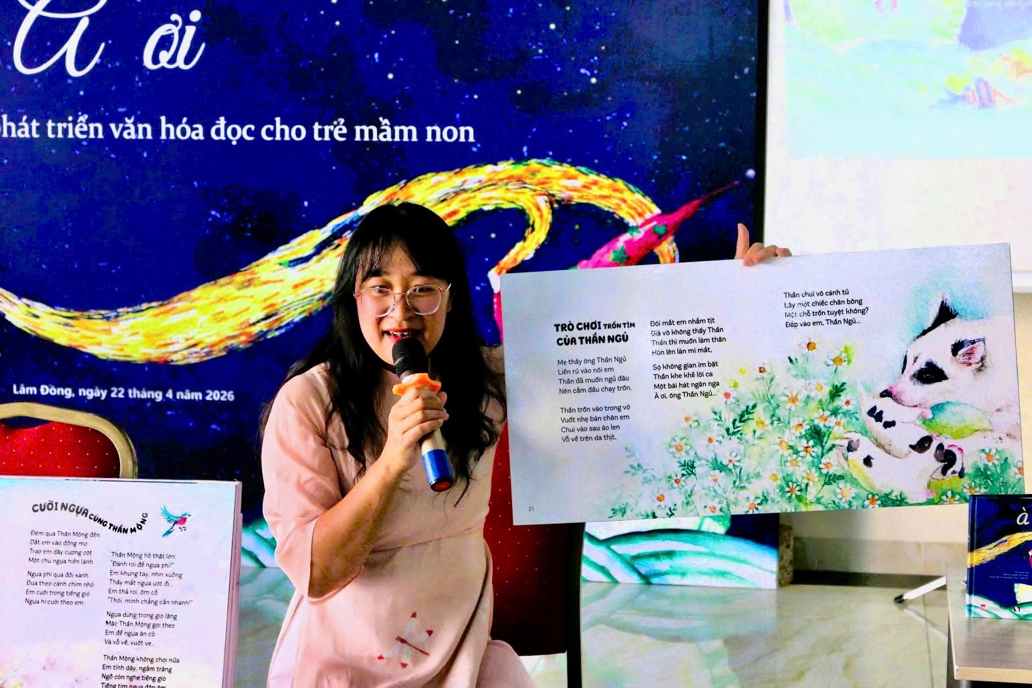 Loi tho ru truyen tinh thuong va mam yeu sach den tre nho hinh anh