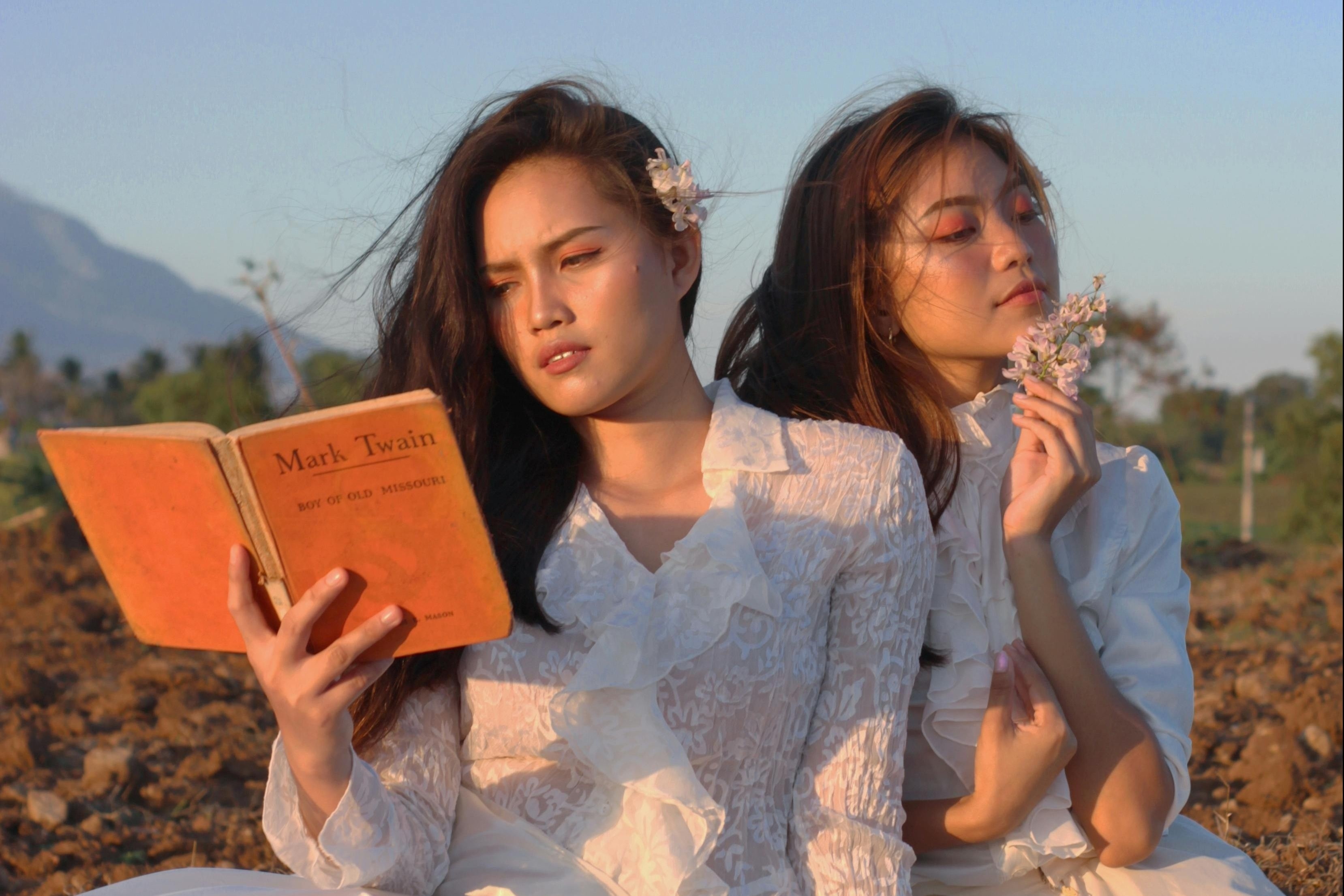 Doc sach cung bi chi trich 'phong bat' hinh anh