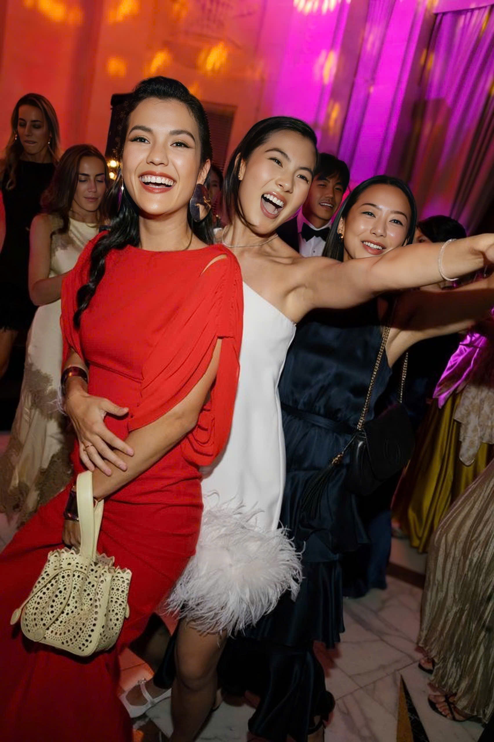 Đám cưới Givenchy,  Sean Jung Da-hye,  lễ cưới xa hoa,  người thừa kế Givenchy,  tiệc cưới thượng lưu,  Givenchy Paris ảnh 20 Dam cuoi Givenchy,  Sean Jung Da-hye,  le cuoi xa hoa,  nguoi thua ke Givenchy,  tiec cuoi thuong luu,  Givenchy Paris anh 20