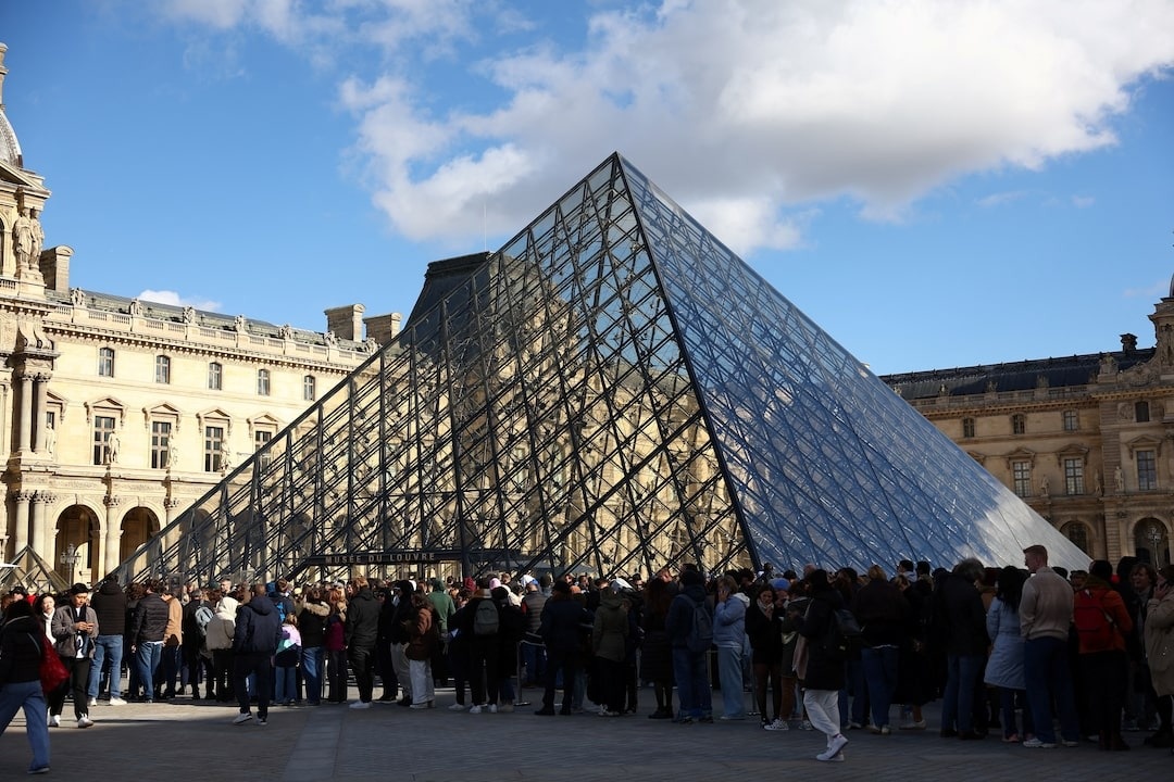 Trộm Louvre,  nghi phạm Louvre,  bắt trộm Louvre,  vụ trộm Louvre,  Louvre 102 triệu USD,  trang sức Louvre,  cướp bảo tàng Louvre,  Louvre bị trộm,  bắt nghi phạm Louvre,  trộm kim hoàn Louvre,  vụ cướp bảo tàng,  trộm trang sức Paris ảnh 1 Trom Louvre,  nghi pham Louvre,  bat trom Louvre,  vu trom Louvre,  Louvre 102 trieu USD,  trang suc Louvre,  cuop bao tang Louvre,  Louvre bi trom,  bat nghi pham Louvre,  trom kim hoan Louvre,  vu cuop bao tang,  trom trang suc Paris anh 1