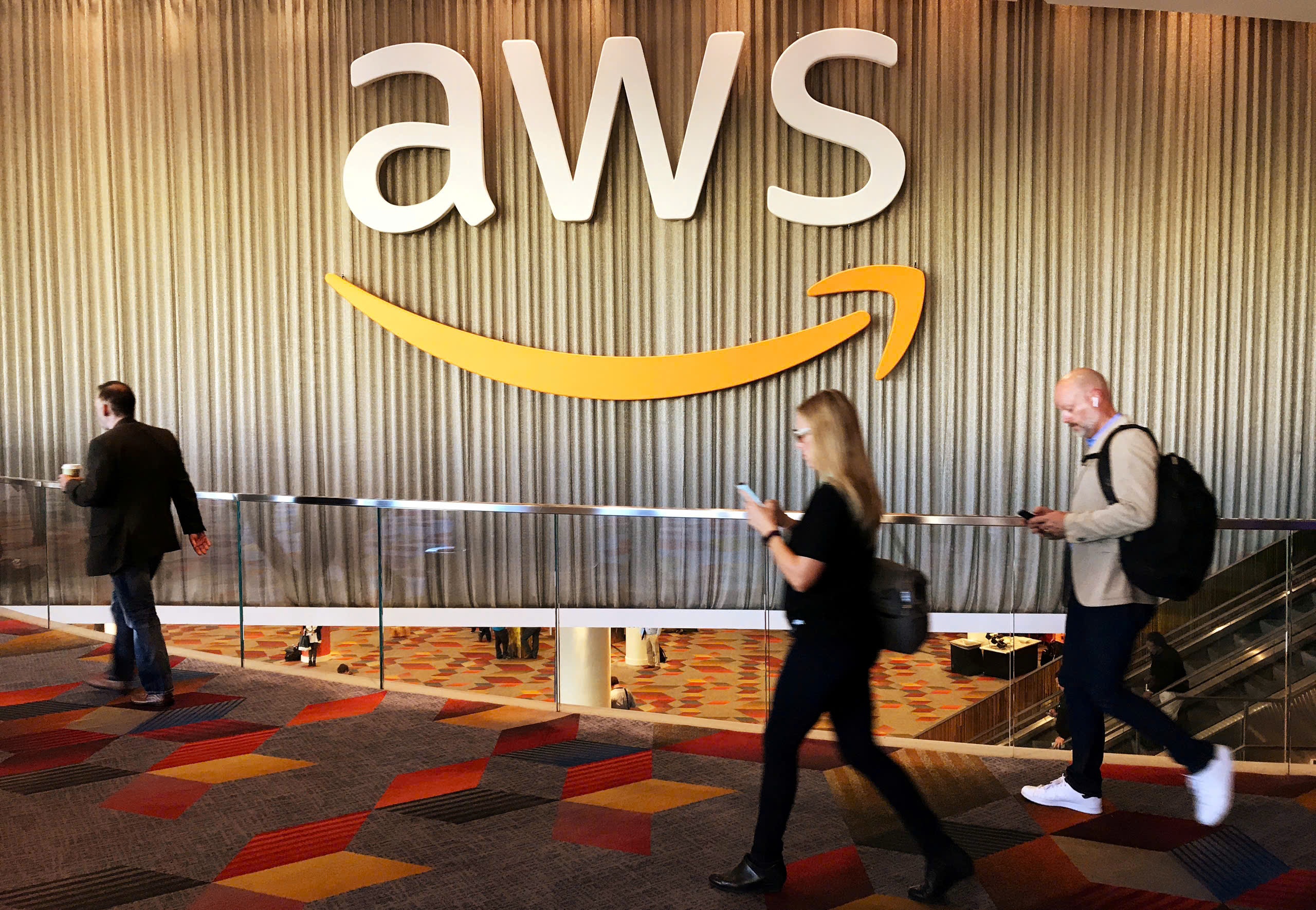 Amazon sa thai,  cat giam nhan su,  nhan su van phong,  van phong Amazon,  sa thai cong ty,  Amazon Web Services,  thi truong lao dong,  co cau nhan su,  nhan su Amazon anh 1