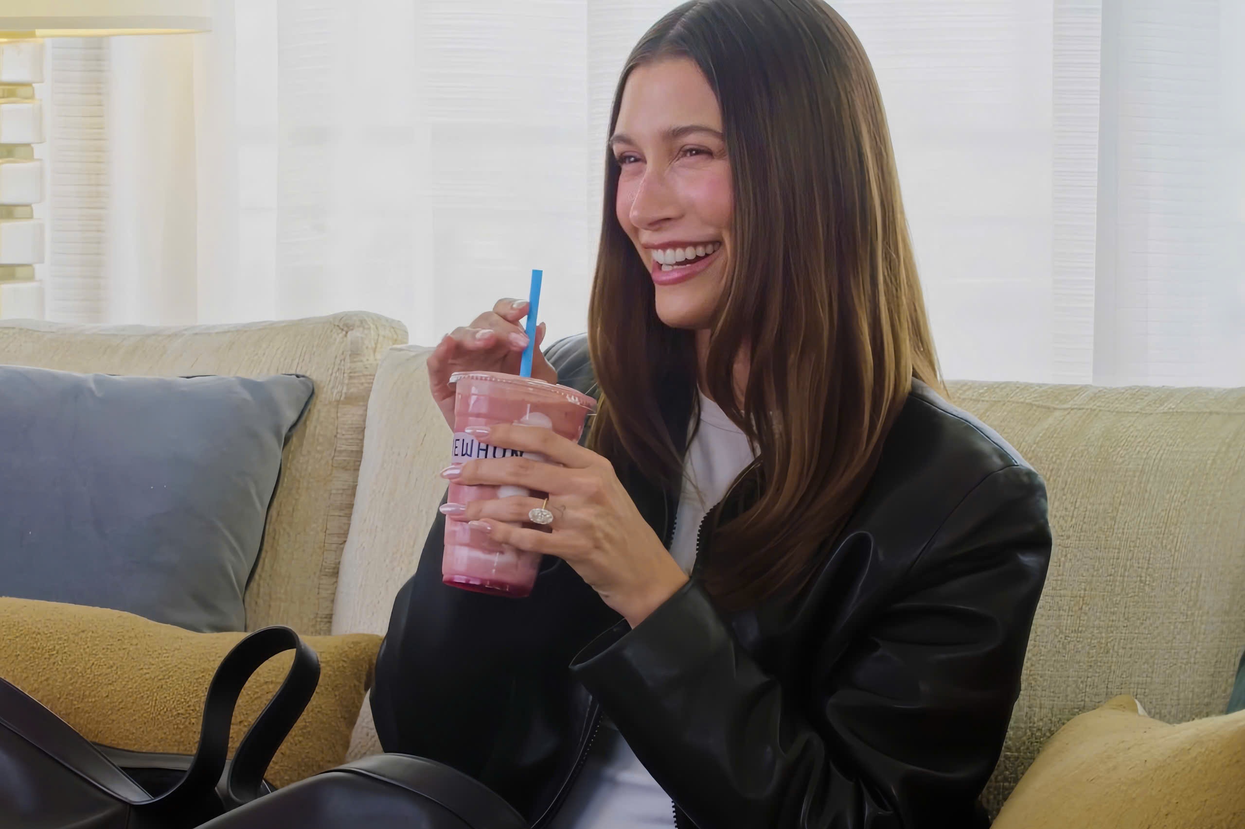 Do uong 'bieu tuong' cua vo Justin Bieber bien mat hinh anh