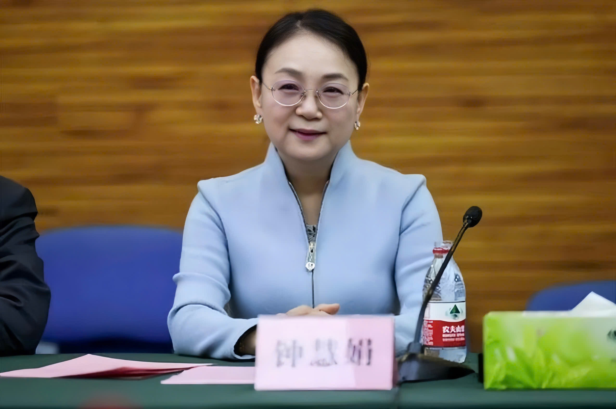 Nguoi phu nu giau nhat Trung Quoc la ai hinh anh