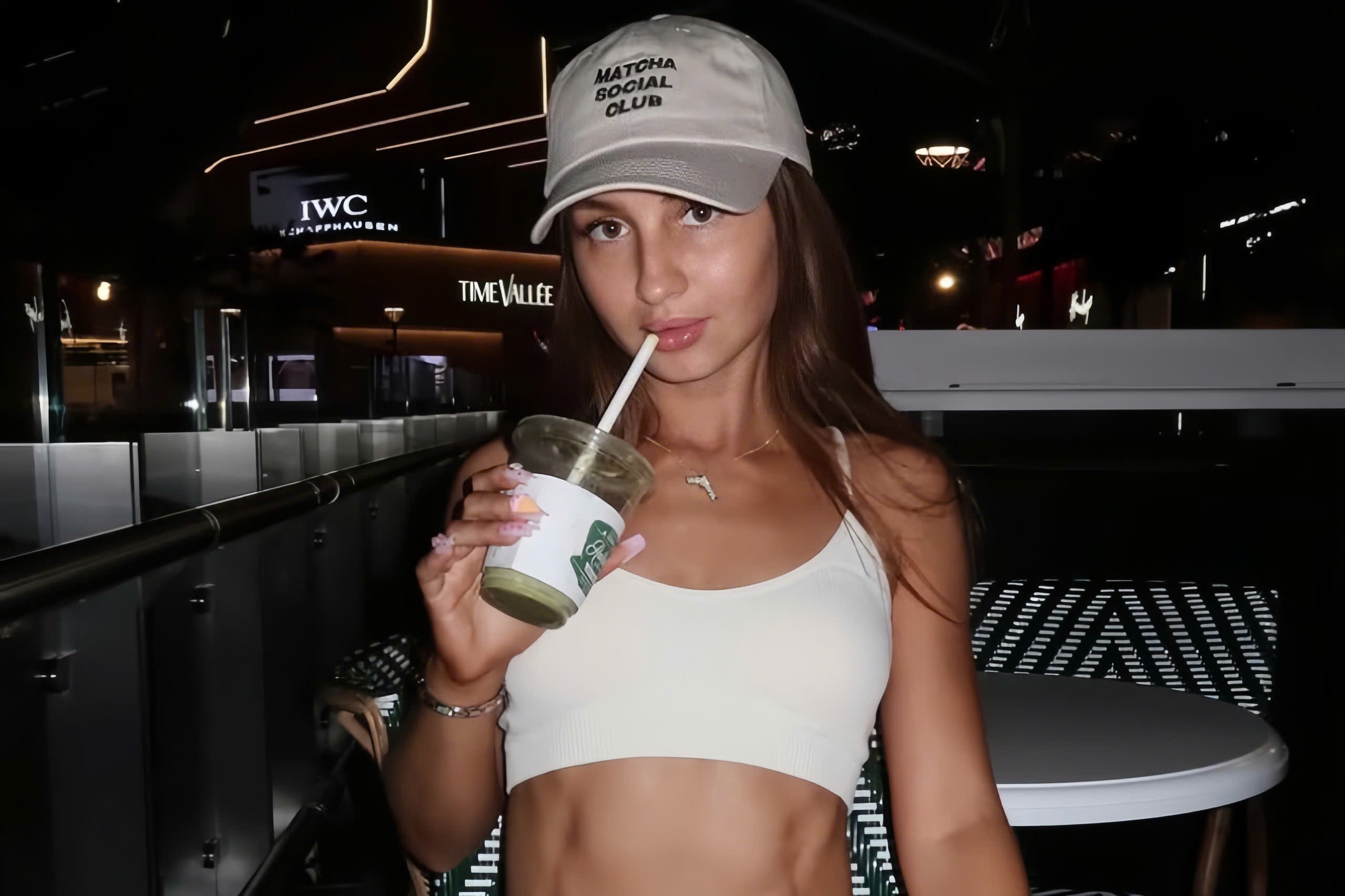 Gioi tre bo bia ruou, uong matcha o san bay hinh anh