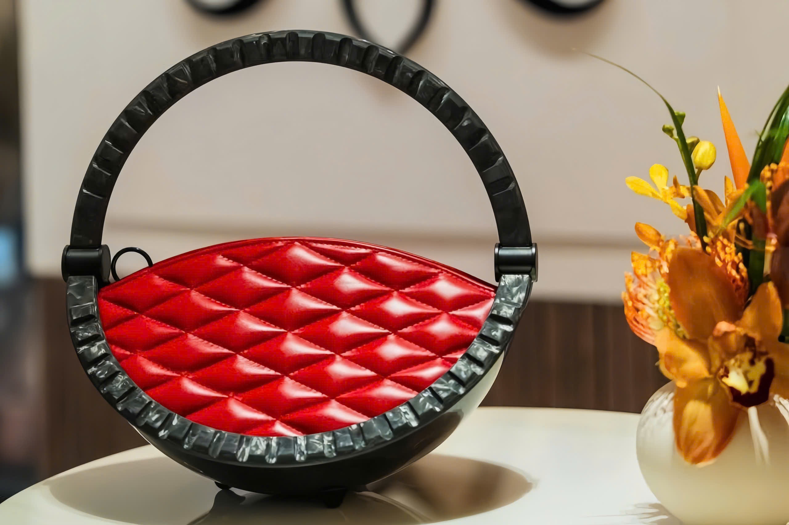 Nguoi dung sau hang tui xach trieu USD o Singapore hinh anh