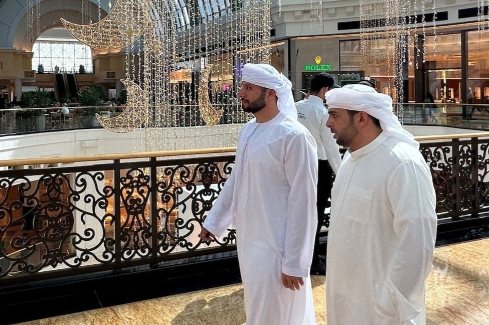 Gucci, Versace dong cua giua cang thang Trung Dong hinh anh