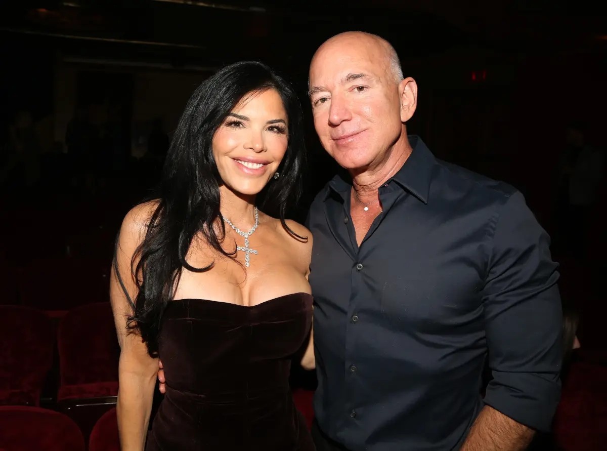 Kim cuong 'nang tay' vo Jeff Bezos hinh anh