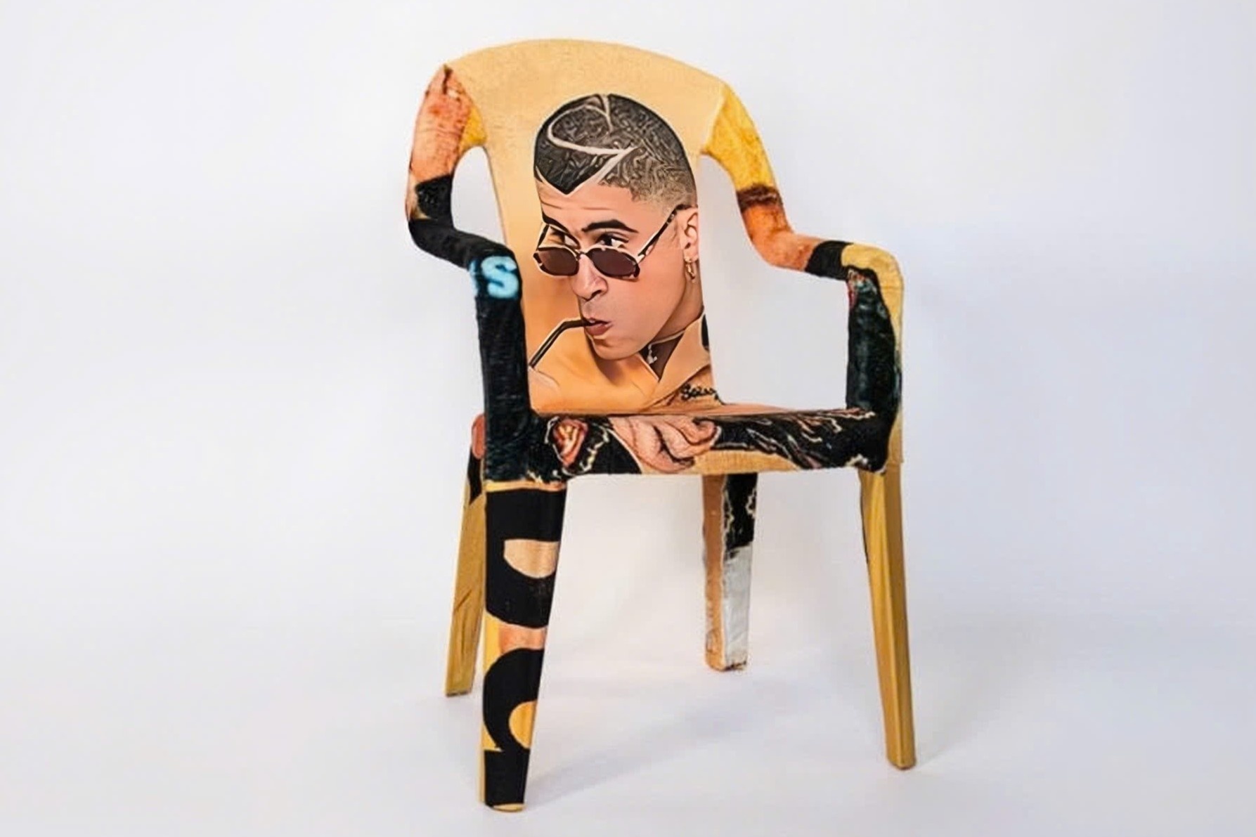 Bo ba ghe nhua in mat Bad Bunny gay chu y hinh anh