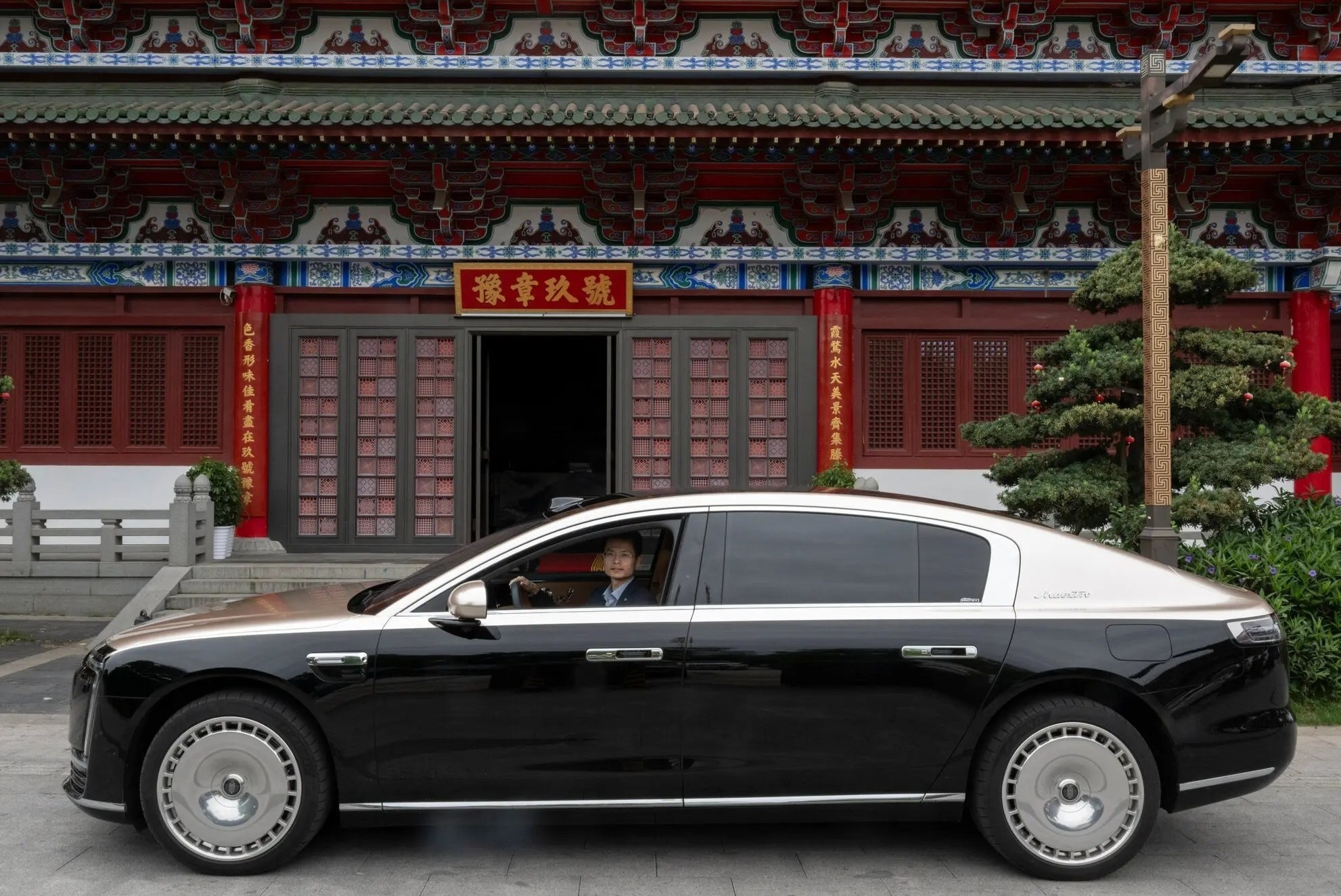 Thay gi khi nguoi Trung Quoc bo BMW, Mercedes de mua xe Huawei hinh anh