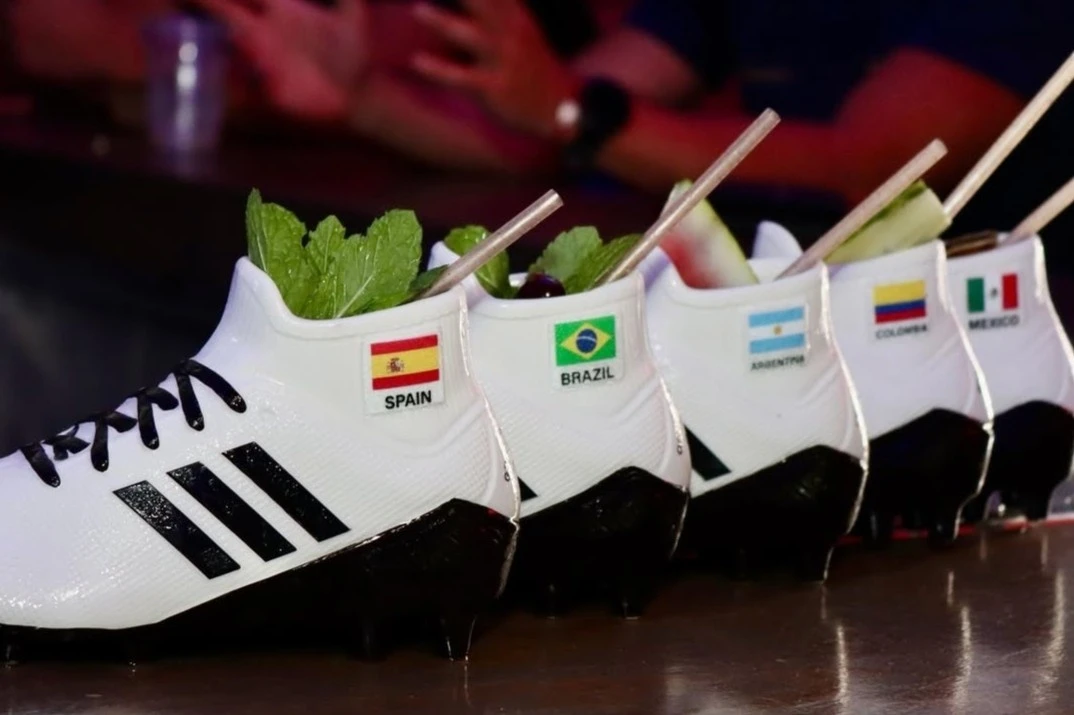 Cuoc dua hut fan World Cup cua cac quan bar My hinh anh