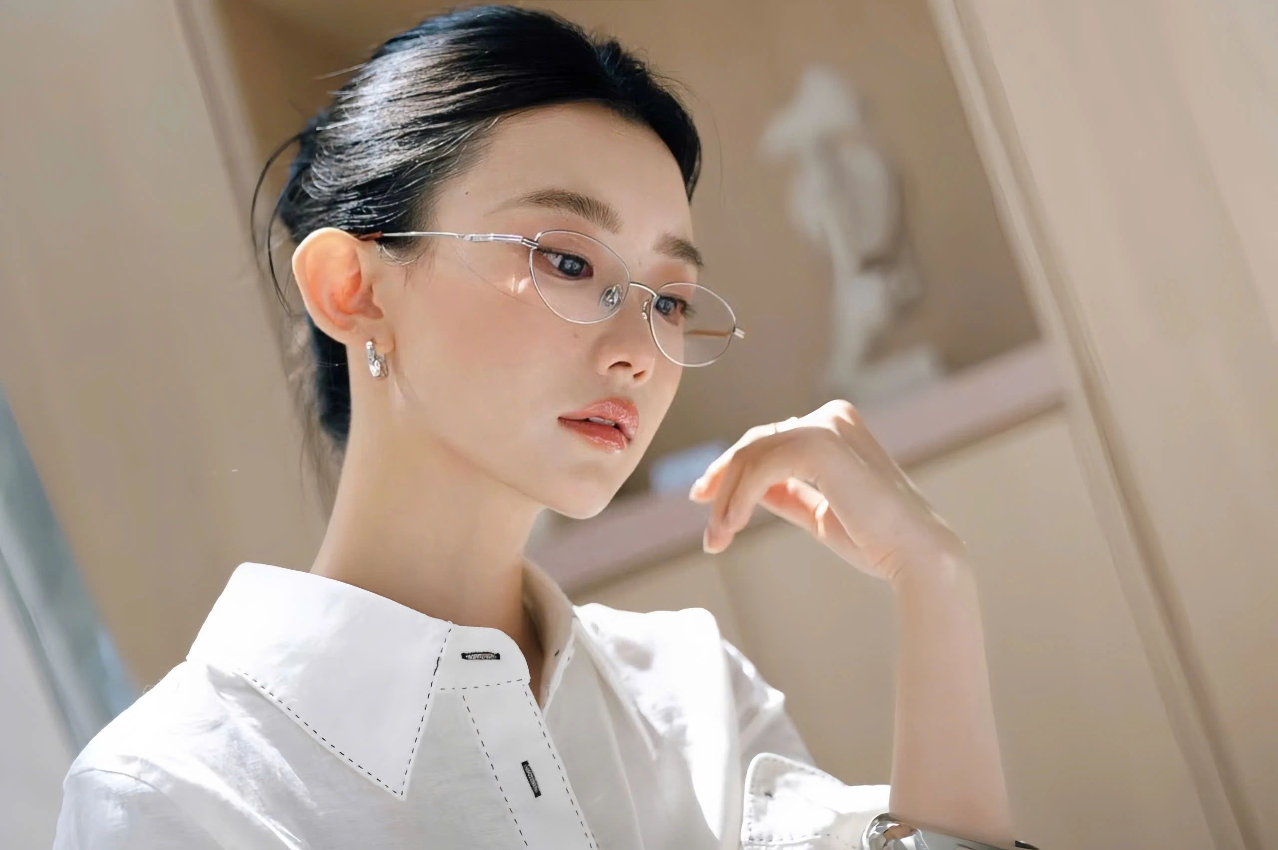 Mua nhan cuoi thiet ke rieng, dung chi nhin vien kim cuong hinh anh