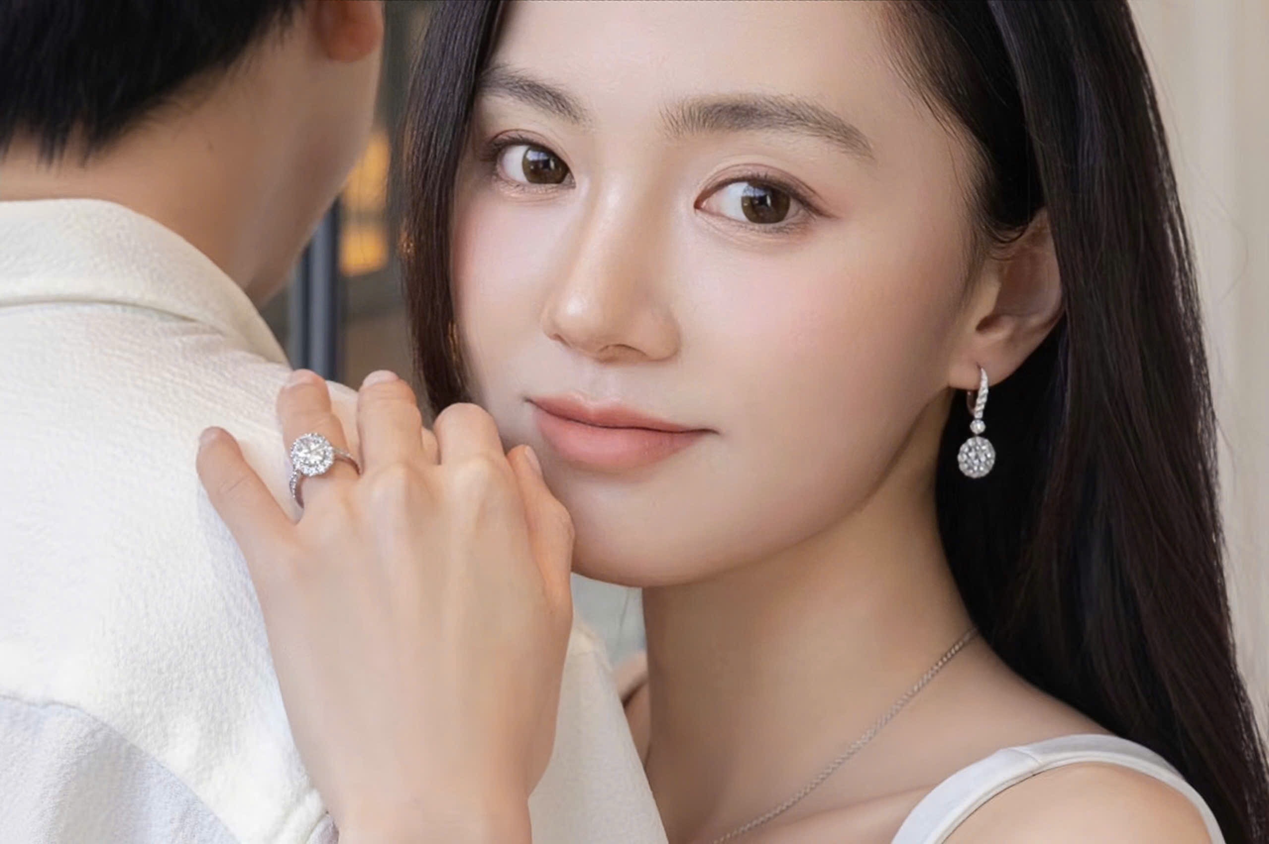 Bí mật giúp nhẫn đính hôn kim cương 'ăn ảnh'