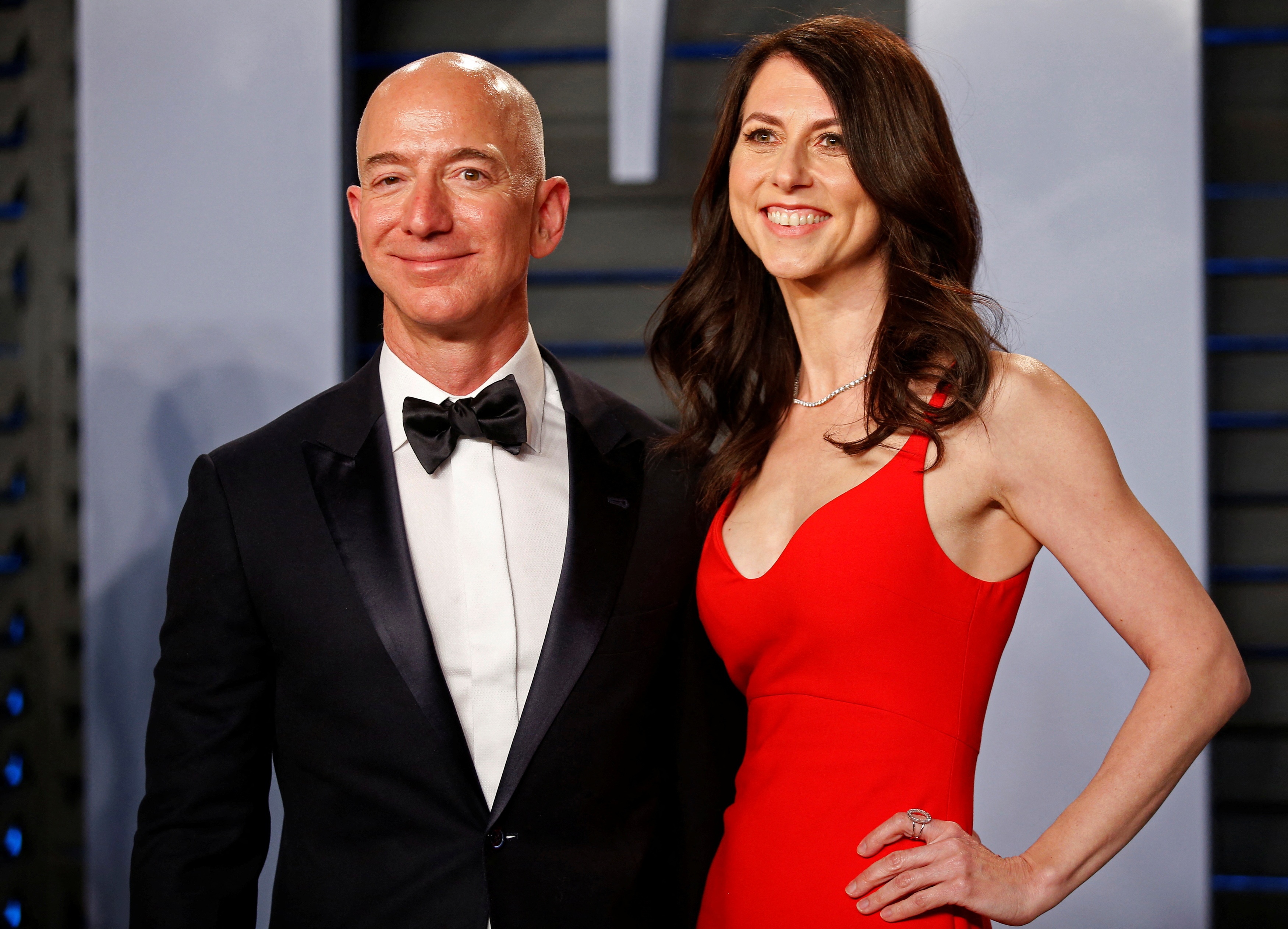 Nghịch lý vợ cũ Jeff Bezos cho đi 26 tỷ USD vẫn không nghèo