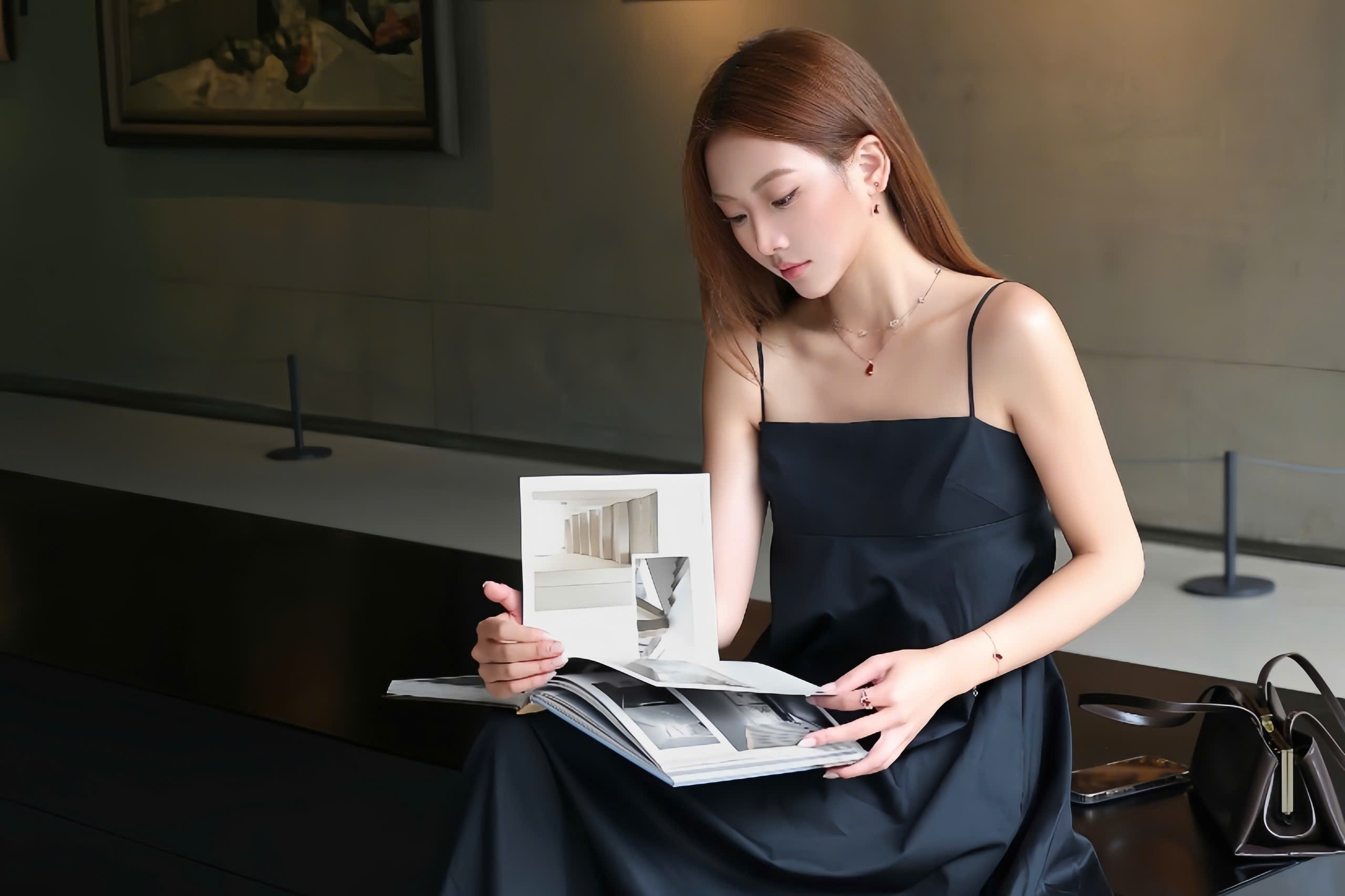 Thấy gì khi sách trở thành phụ kiện thời trang