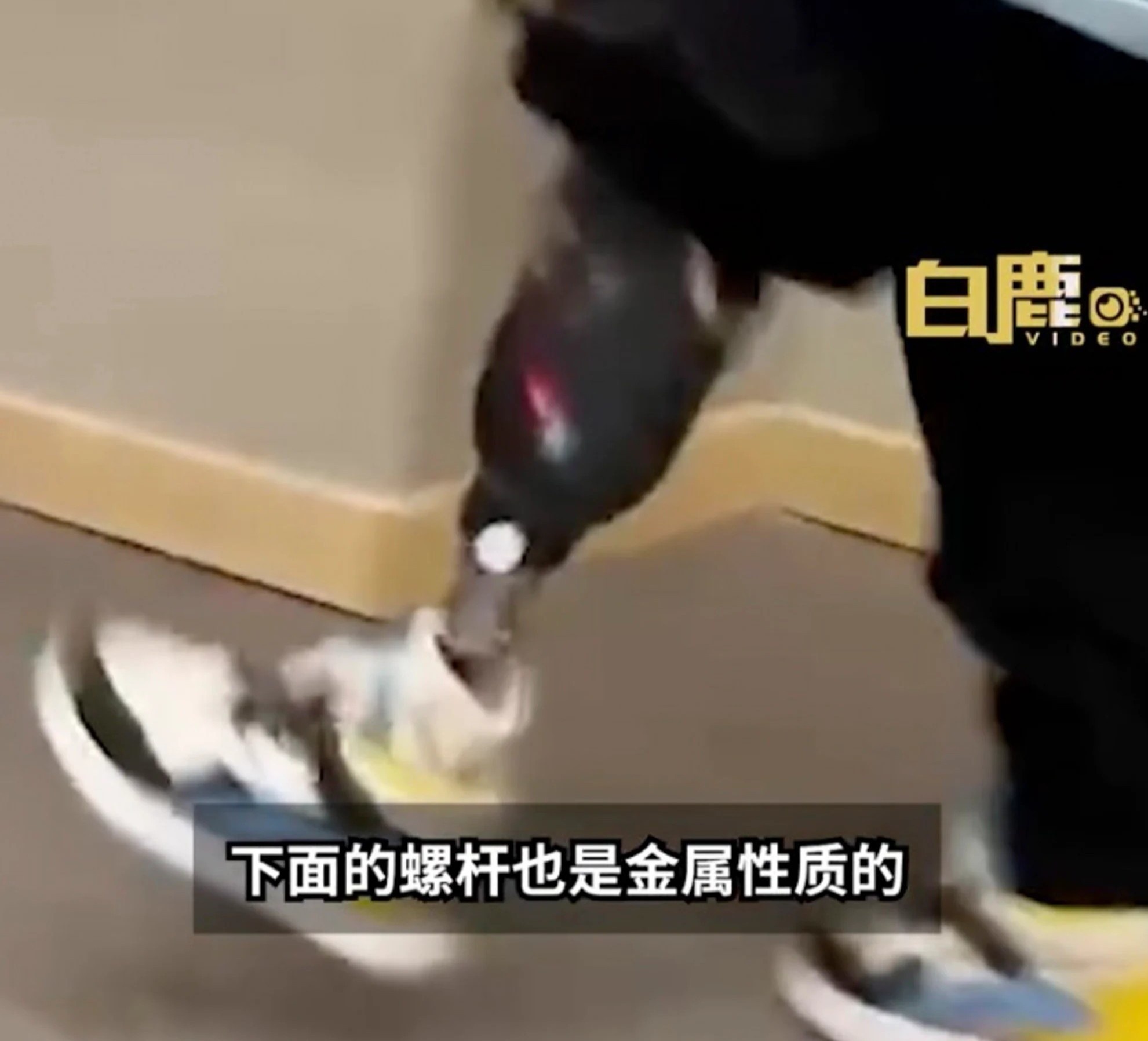 Khoanh khac cam dong khi cau be mang chan gia chay den voi cha me hinh anh