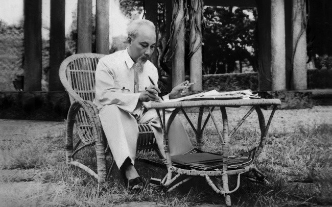 Buc thu cua Bac Ho duoc gia dinh ho Vu coi nhu bau vat hinh anh