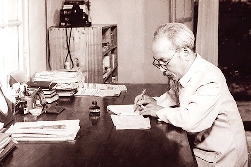 Cu gia 90 tuoi nhan duoc thu cua Bac Ho hinh anh