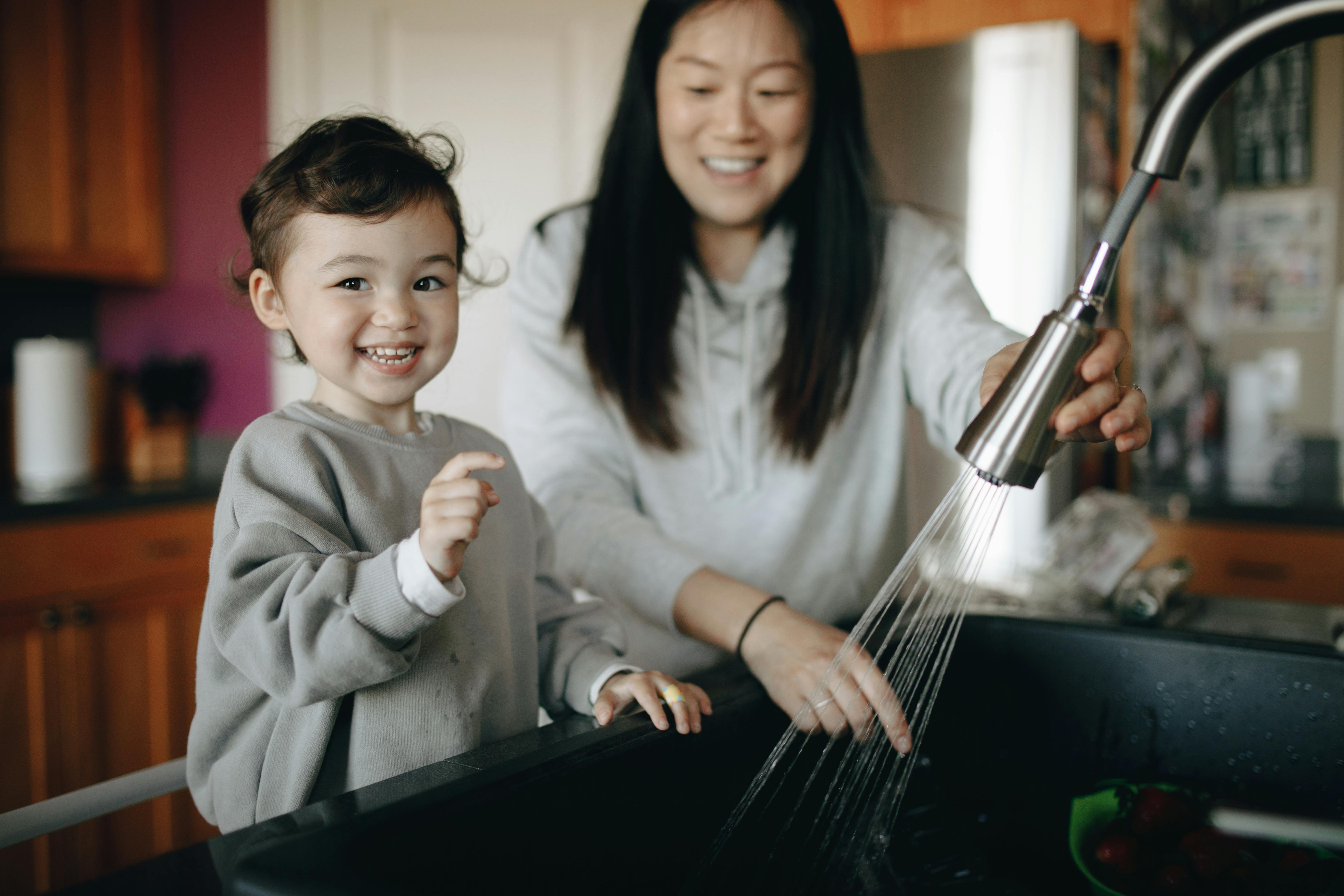 To am moi cua bon me con tron nha hinh anh