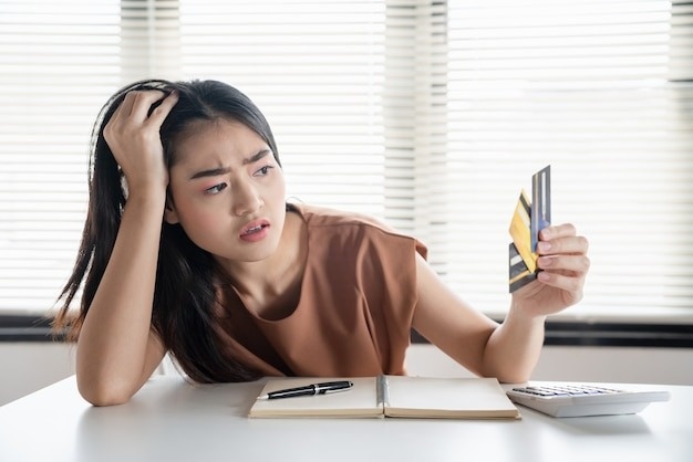 Ba ac mong tai chinh thuong truc cua nguoi tre hinh anh