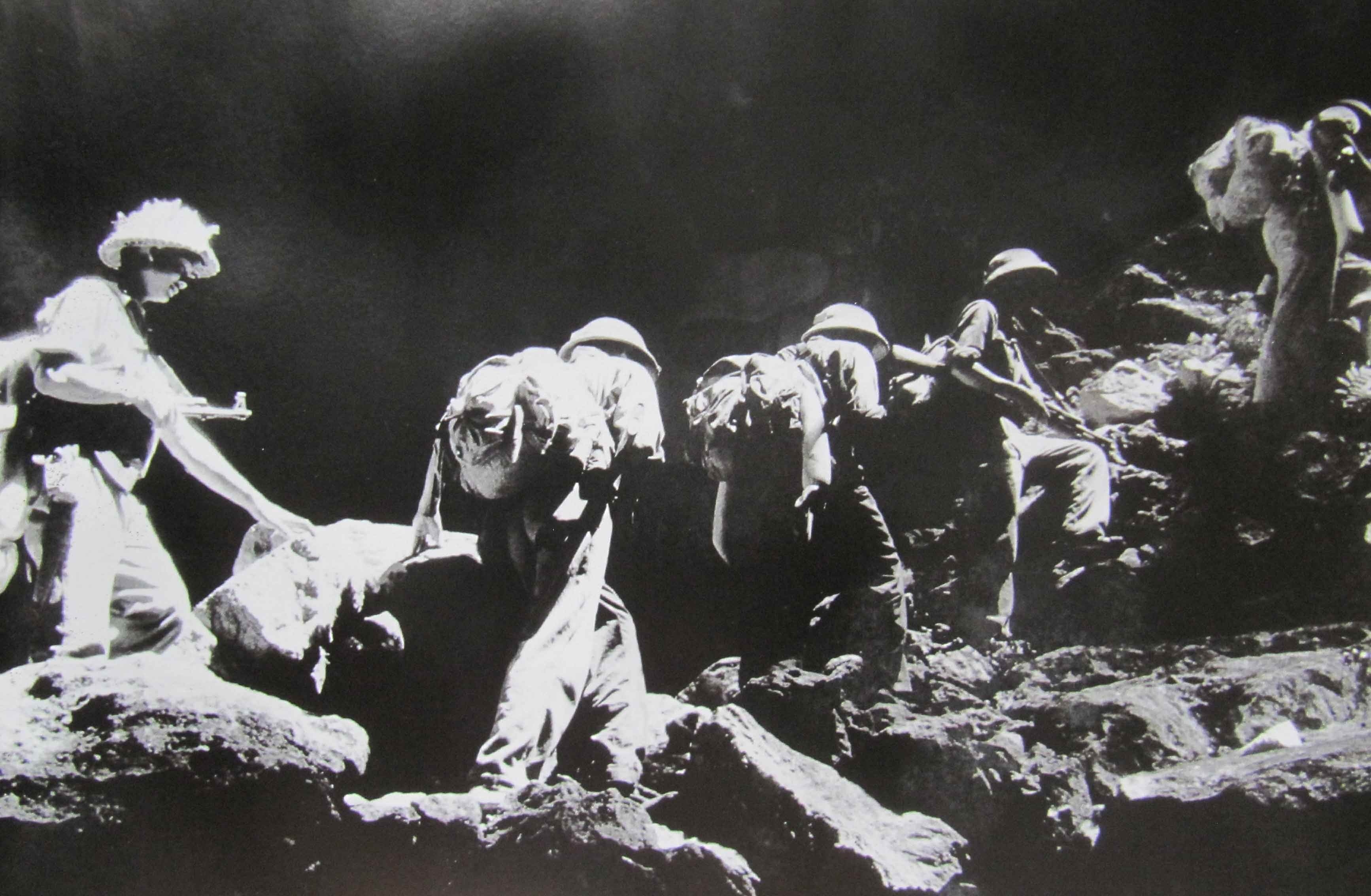 Ky niem mot lan thoat hiem o hang da Truong Son hinh anh