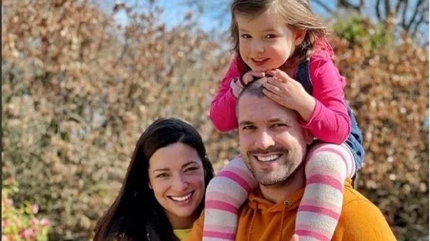 Vi sao tre can hinh mau manh me uy quyen cua nguoi lon? hinh anh