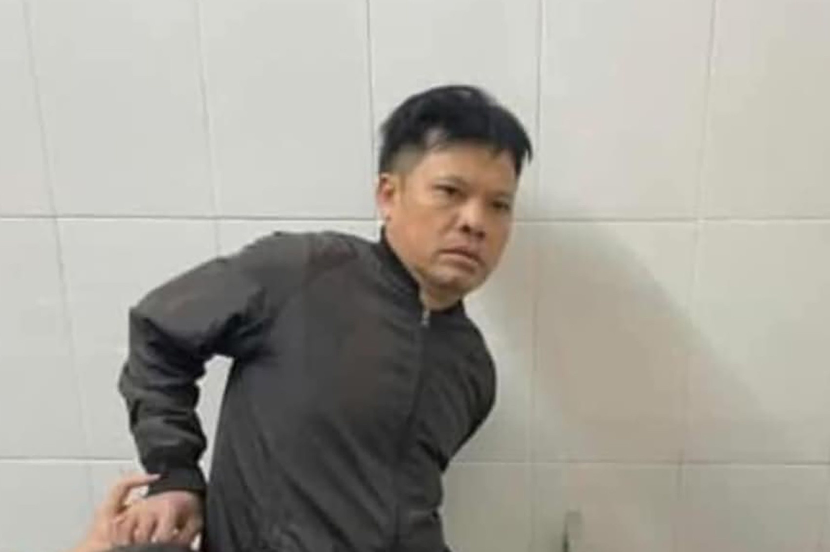 Nguyen nhan khien em trai xuong tay sat hai me va anh vao sang mung 2 hinh anh