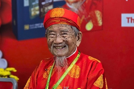 Cu ong 104 tuoi voi tinh yeu bat tan danh cho sach va lich su hinh anh