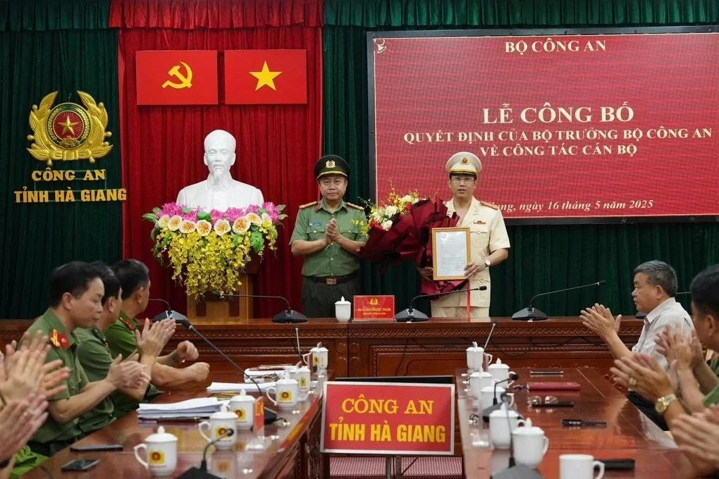 Cong bo quyet dinh cua Bo truong Cong an ve cong tac can bo hinh anh