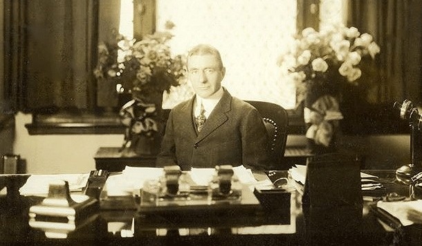 Nhung lo vang tran vao ham chua cac ngan hang New York 1920 hinh anh