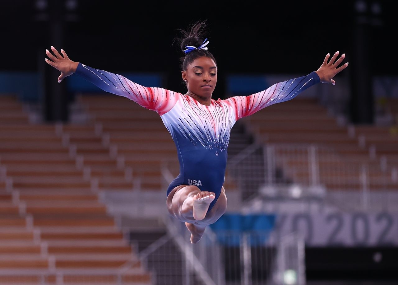 Quyet dinh tu bo gay chan dong the gioi cua nu hoang the duc dung cu hinh anh