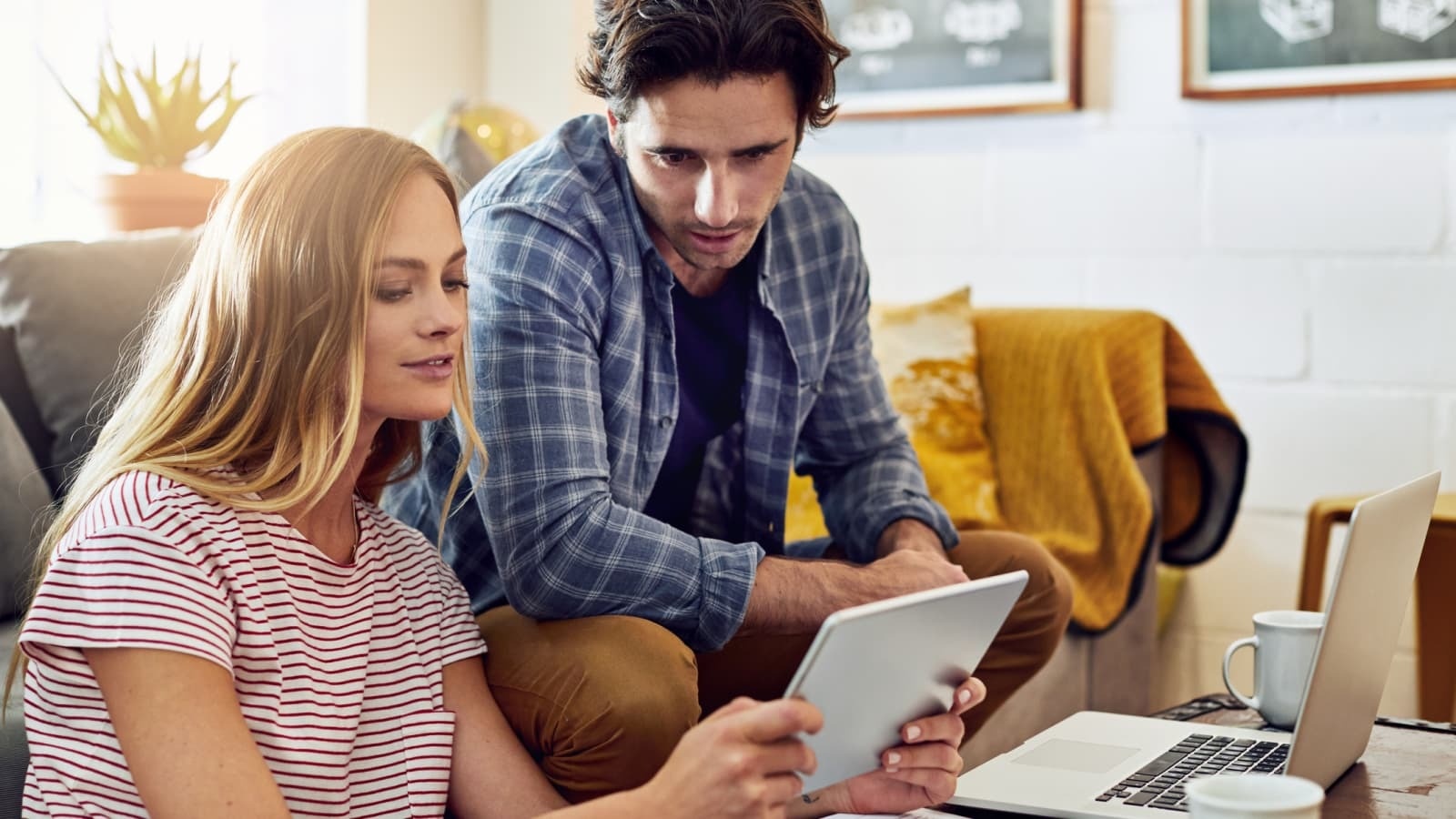 Cách kiếm được tiền từ việc kết hôn với bản sao của chính mình