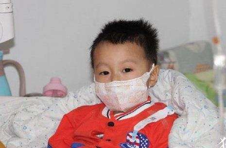 Con mac benh la, cha me tuong bi tay chan mieng hinh anh