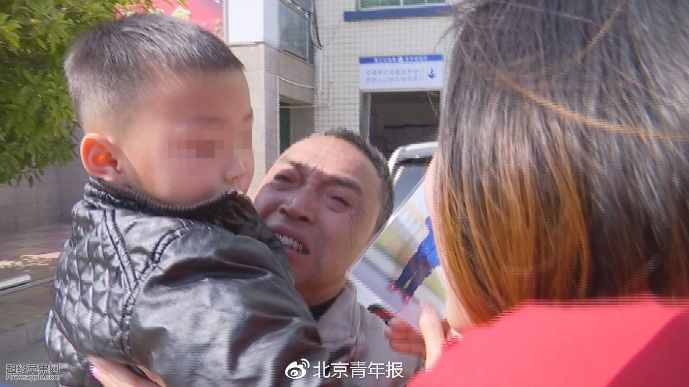 Vo sinh doi, chong len ban con vi qua ngheo hinh anh