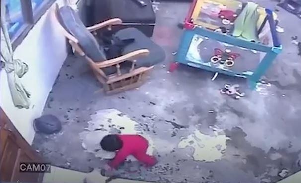 Be trai thoat chet nho chu meo hinh anh