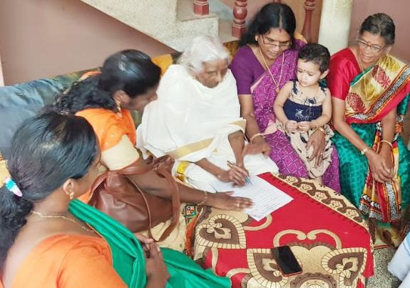 Cu ba 105 tuoi hoc xong lop 4 hinh anh