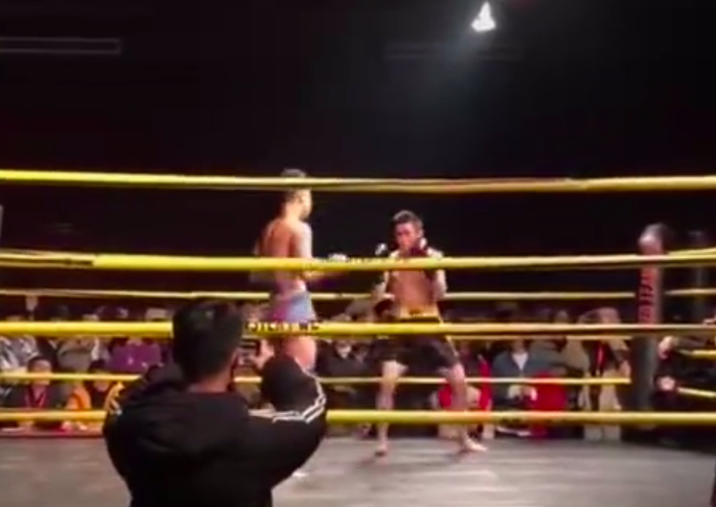 Thi kick-boxing thue, nam sinh 22 tuoi dot quy tren san dau hinh anh