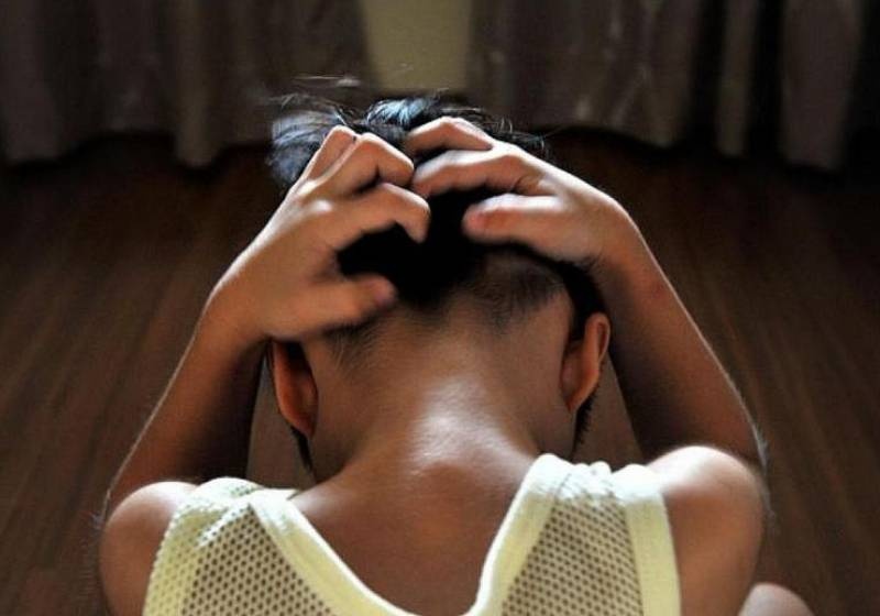 Quay roi nam sinh, hieu truong bi duoi viec hinh anh