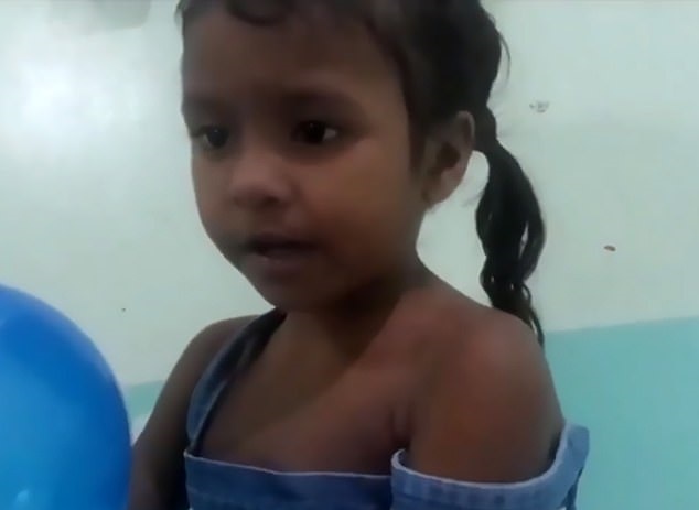 Be gai 4 tuoi song sot sau 5 ngay lac trong rung hinh anh