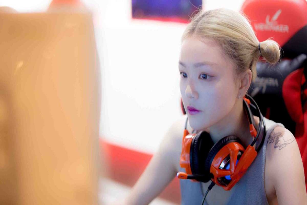 Nu quan quan eSport tro thanh co giao day game hinh anh