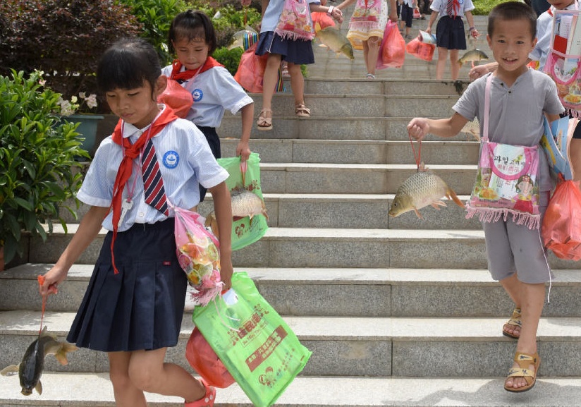 Hoc sinh nhan thuong ca chep, giao vien duoc tang chan gio hinh anh