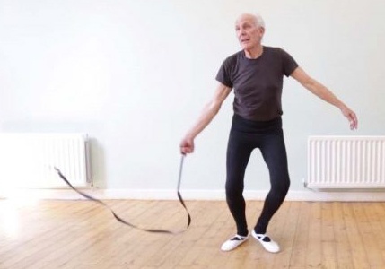 Nguoi dan ong 75 tuoi tot nghiep lop mua ballet hinh anh