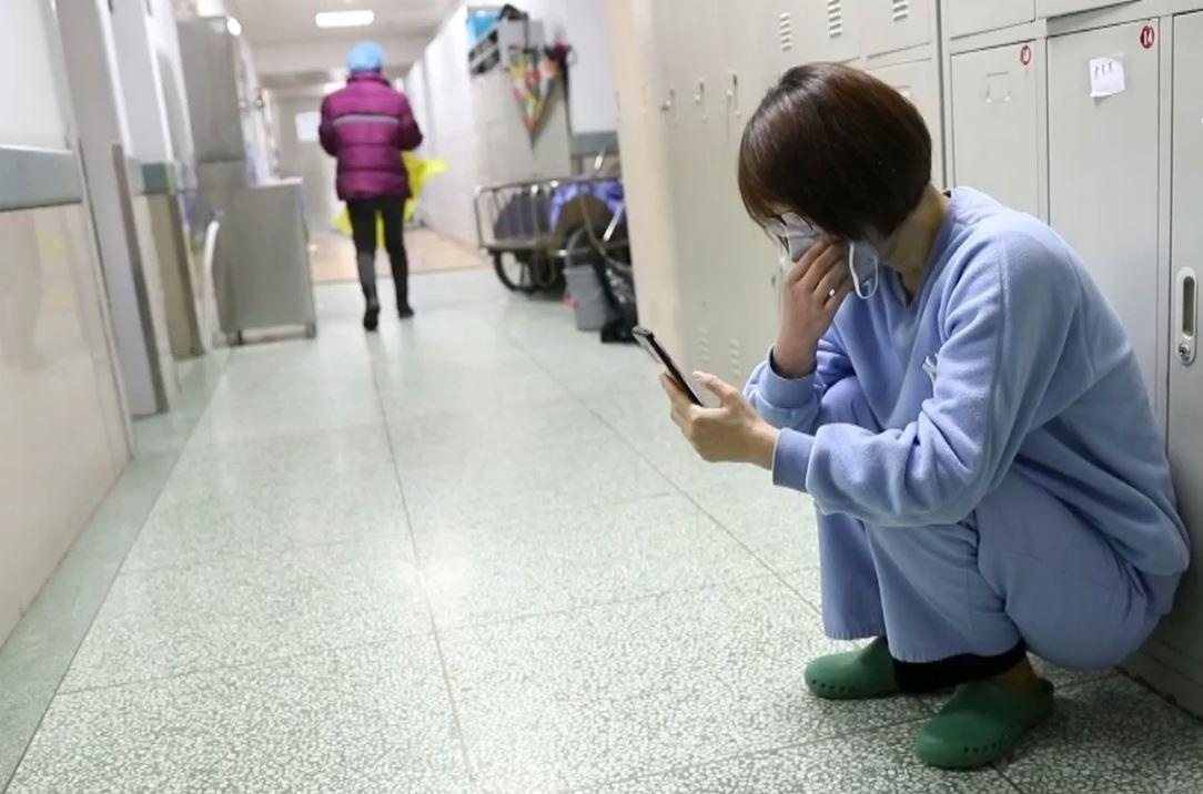 Nu bac si tai Vu Han bat khoc vi nho con hinh anh