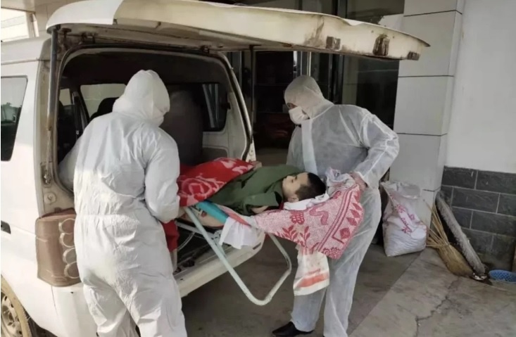 Cha bi cach ly vi nhiem corona, con bai nao qua doi o nha hinh anh