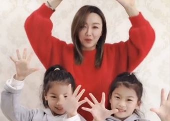 Giao vien day hoc sinh 'vu dieu rua tay’ chong virus corona hinh anh