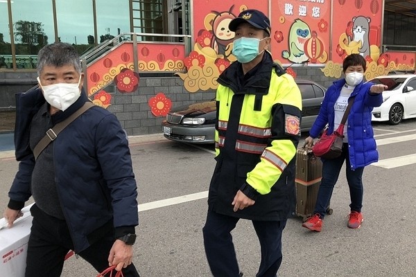 Cap vo chong bi phat tien vi khong tuan thu quy dinh cach ly dich nCoV hinh anh